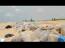Nigeria: la plus grande plage de Lagos jonchée de plastique