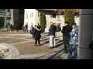 La queue devant la mairie de Ville-la-Grand