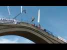 Compétition de plongeon depuis le vieux pont de Mostar en Bosnie