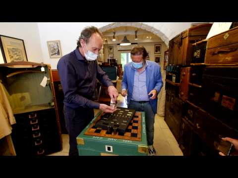 VIDEO : Marc Coucke dcouvre sa malle fabrique par Jean-pierre Bal de l'atelier 