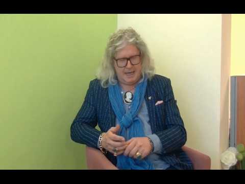 VIDEO : De l'eau dans le gaz entre Pierre-Jean Chalenon et l?acheteuse d?Affaire conclue Caroline