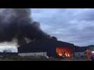 Spectaculaire incendie dans une ferme de Franc-Warêt ( Fernelmont ). Le feu a pris dans le hangar de stockage de paille.