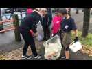 Enfants, ados et policiers ramassent les déchets des rues