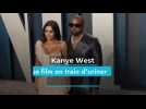 Kanye West se film en train d'uriner sur son Grammy