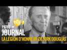 1985 : Kirk Douglas reçoit la Légion d'honneur | Pathé Journal