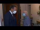 Emmanuel Macron rend visite à une personne âgée et son auxiliaire de vie
