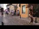 Danse et plumes dans la rue d'Angiran.