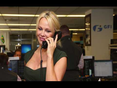 VIDEO : Pamela Anderson de nouveau en couple, qui est son compagnon ?