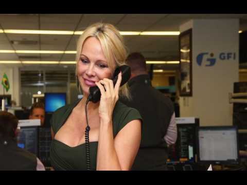 VIDEO : Pamela Anderson de nouveau en couple, qui est son compagnon?.