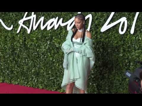 VIDEO : Rihanna a été blessée au visage après un accident de scooter