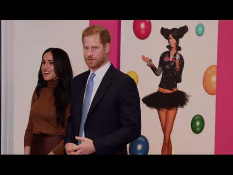 VIDEO : Le prince Harry et Meghan Markle portent plainte aprs un vol de photos.
