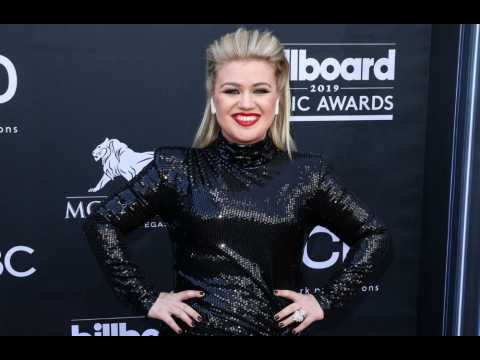 VIDEO : Kelly Clarkson veut  'rassembler les gens' avec sa nouvelle mission tl