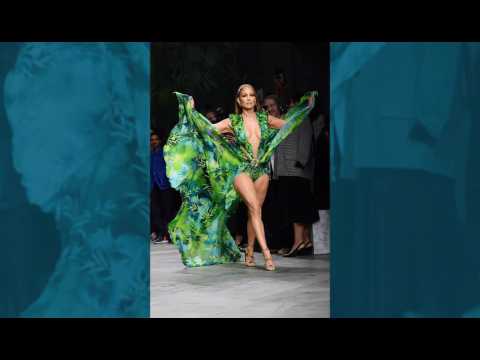 VIDEO : Jennifer Lopez fait sensation à Milan en défilant à nouveau avec sa robe «jungle» ultra sexy