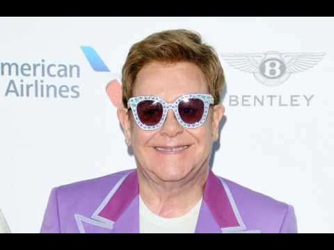 VIDEO : Elton John: la drogue lui donnait le courage de 'parler'