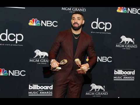 VIDEO : Drake aux anges de voir Rihanna à sa fête d'anniversaire!