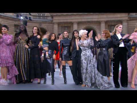 VIDEO : Camila Cabello y Eva Longoria, entre otras, desfilan para L'Oreal