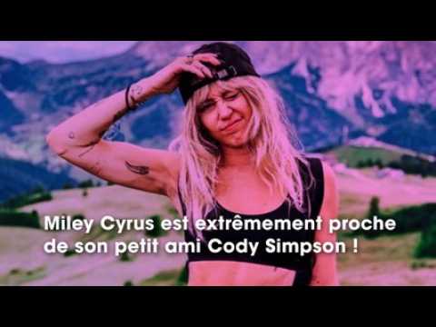 VIDEO : Miley Cyrus : très proche de son petit ami Cody Simpson, ils ne se quittent pas, même à l?hô