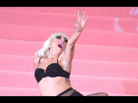 VIDEO : Lady Gaga s'est s'croule sur scne (en dansant avec un fan!)