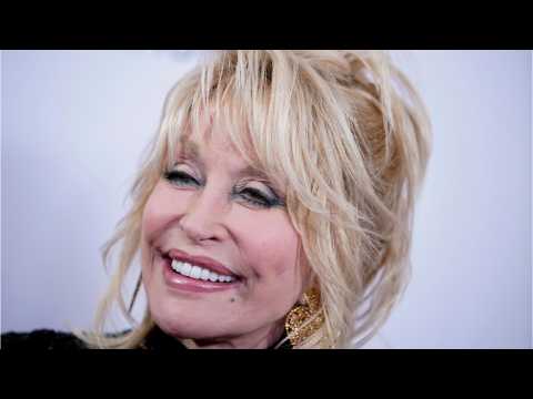 VIDEO : Dolly Parton Hopes Holiday Season Will Unite America