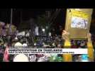 Thaïlande : canons à eau et gaz lacrymogène contre les manifestants pro-démocratie