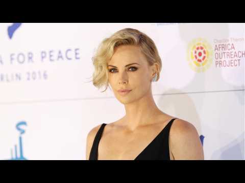 VIDEO : Charlize Theron's Daughter Does Her Makeup