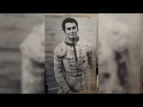 VIDEO : Kiko Rivera recibe un cuadro de Paquirri