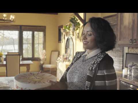 VIDEO : Kat Graham nous dvoile sa recette prfre pour Thanksgiving, en vido