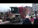 Au bout d'une heure et demie, les agriculteurs qui bloquaient la rue Foch à Quesnoy-sur-Deûle quittent les lieux pour une entrevue avec la maire.