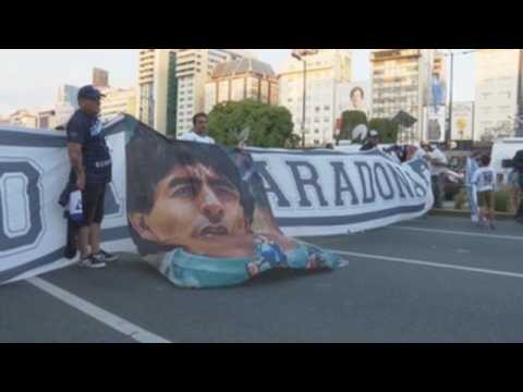 VIDEO : Argentine soccer fans put aside their rivalry to bid farewell to Maradona