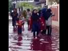 Indonésie: Des flots de couleur rouge sang après des inondations