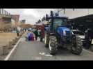 Manif agricole à Angers : une pailleuse projette de la paille devant le Carrefour Saint-Serge