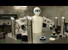 Séville : un robot sert les clients dans les bars pour maintenir les gestes barrières