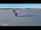 Du windsurf... sur la glace