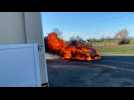 Une voiture s'embrase sur la D943 à Moulle