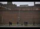 VIDÉO LCI PLAY - Banksy dévoile une nouvelle oeuvre sur les murs de la prison d'Oscar Wilde