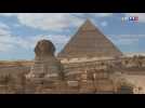 Egypte : des touristes au pied des pyramides et du célèbre sphinx