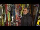 Dans l'antre de Laurent Donzé, collectionneur de skis anciens