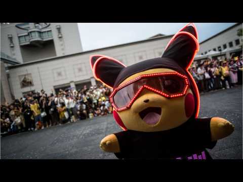 VIDEO : 'Detective Pikachu' Giving Away Trading Card On Opening Weekend