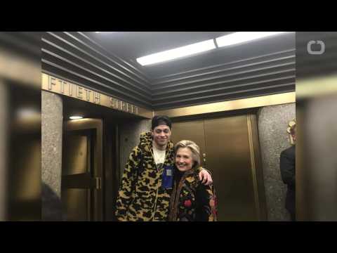VIDEO : Pete Davidson Runs Into Hillary Clinton In Manhattan