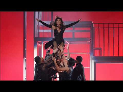 VIDEO : Paula Abdul 'Flies' At Billboard Music Awards