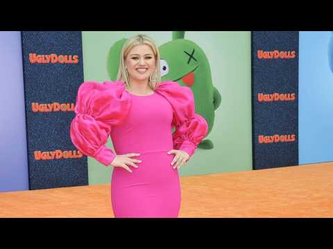VIDEO : Kelly Clarkson Got Appendix Surgery After Billboard Awards
