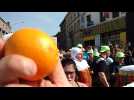 Jemappes .Les Gilles jettent les oranges . Elles sont bonnes.Video Eric Ghislain