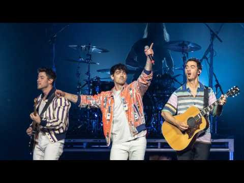 VIDEO : The Jonas Brothers Treated Fans To A Surprise Mini-Concert At A College Bar Friday Night