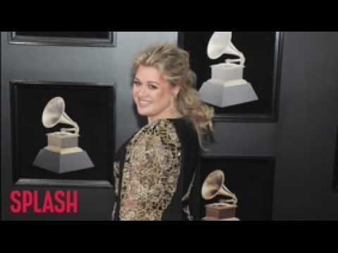VIDEO : Kelly Clarkson Is 'Over The Fact' Not Everyone Will Like Her