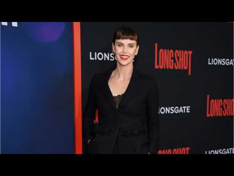 VIDEO : Fans Love Charlize Theron's Faux Bangs