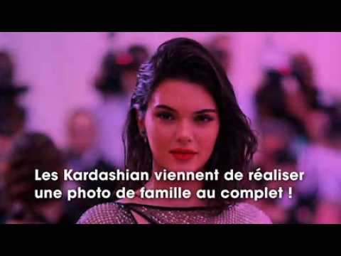VIDEO : Les Kardashian au complet en photo : un dtail intrigue