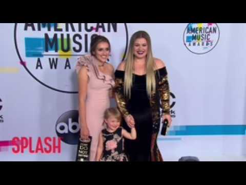VIDEO : Kelly Clarkson 'Crushed' Her Daughter's Dreams With Frozen Revelation