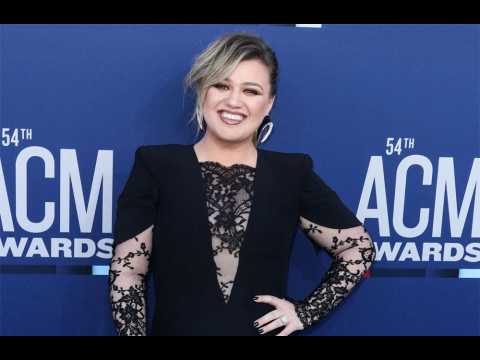 VIDEO : Kelly Clarkson 'dtruit' le rve de sa fille en lui rvlant que les personnages de 'La Rein