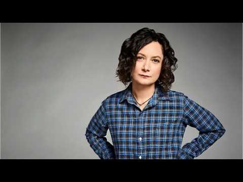 VIDEO : Sara Gilbert Announces Departure From 'The Talk'