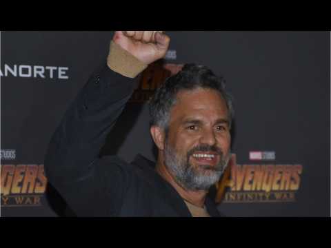 VIDEO : Mark Ruffalo Celebrates National Pet Day With His Cat